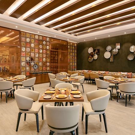 Radisson Mumbai Andheri Midc Exteriör bild The interior of the restaurant
