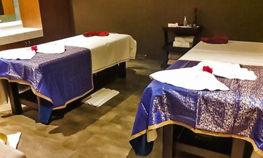 Radisson Mumbai Andheri Midc Exteriör bild Massage beds at a spa