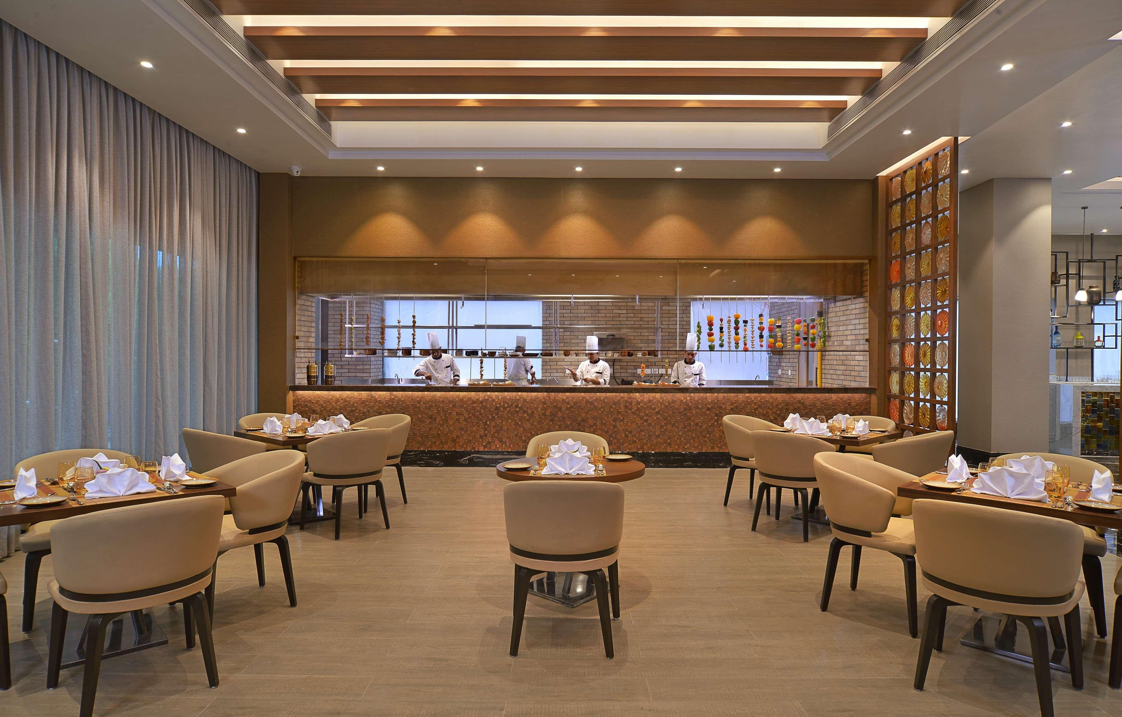 Radisson Mumbai Andheri Midc Exteriör bild The restaurant