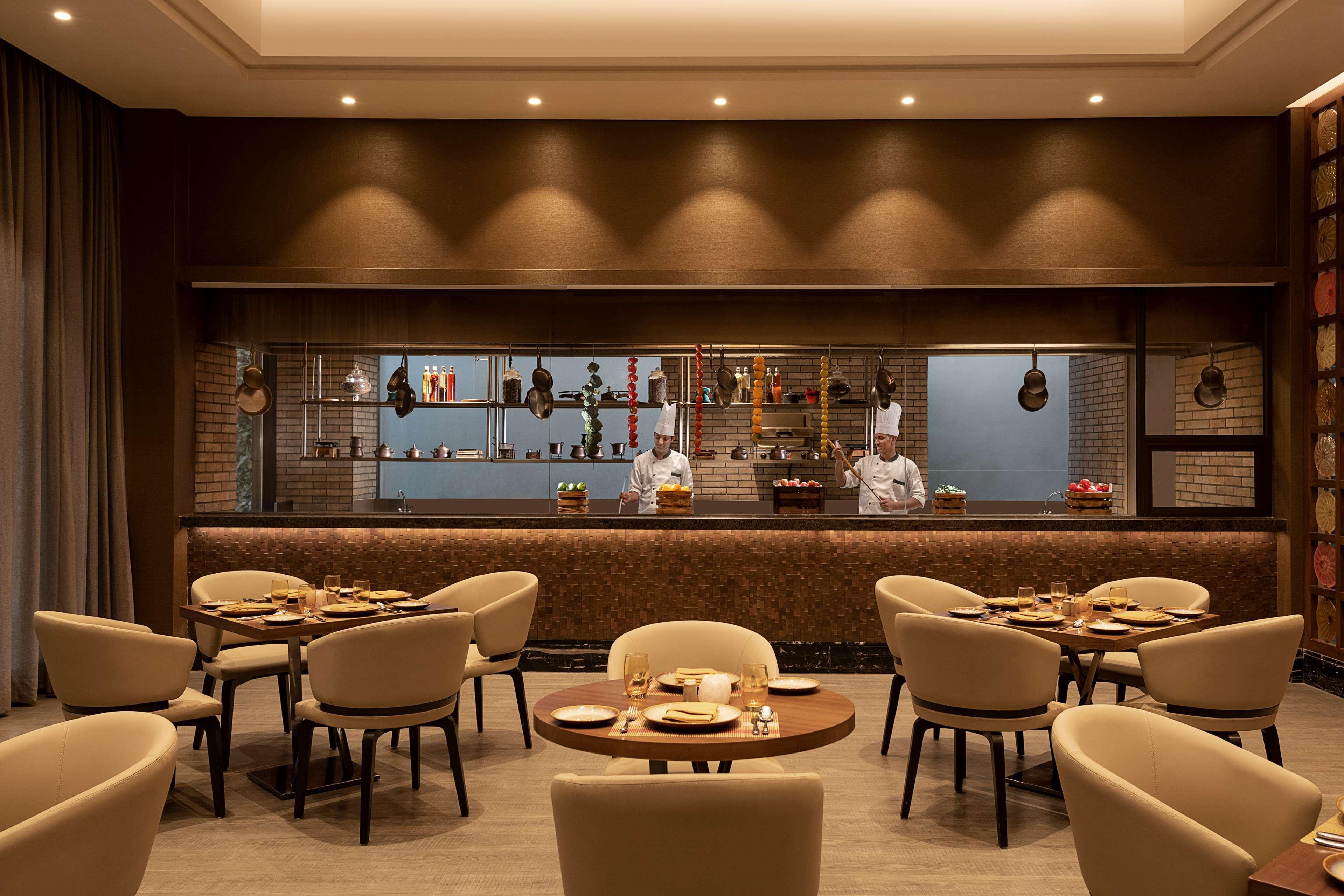 Radisson Mumbai Andheri Midc Exteriör bild The restaurant's interior
