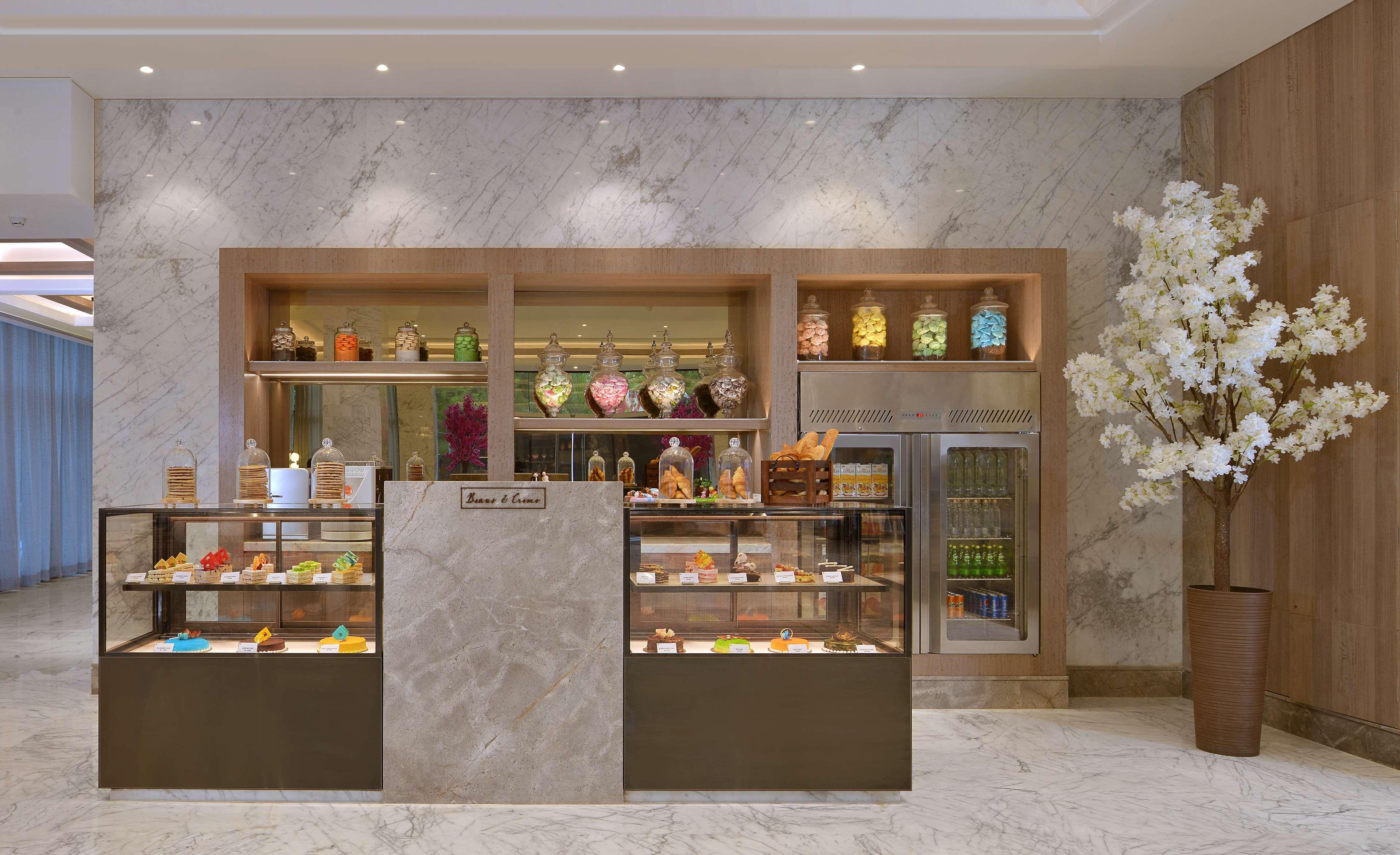 Radisson Mumbai Andheri Midc Exteriör bild The Pastry Shop