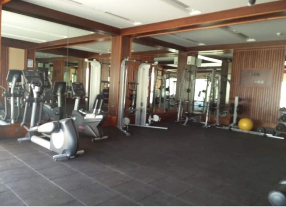 Radisson Mumbai Andheri Midc Exteriör bild The gym at the hotel