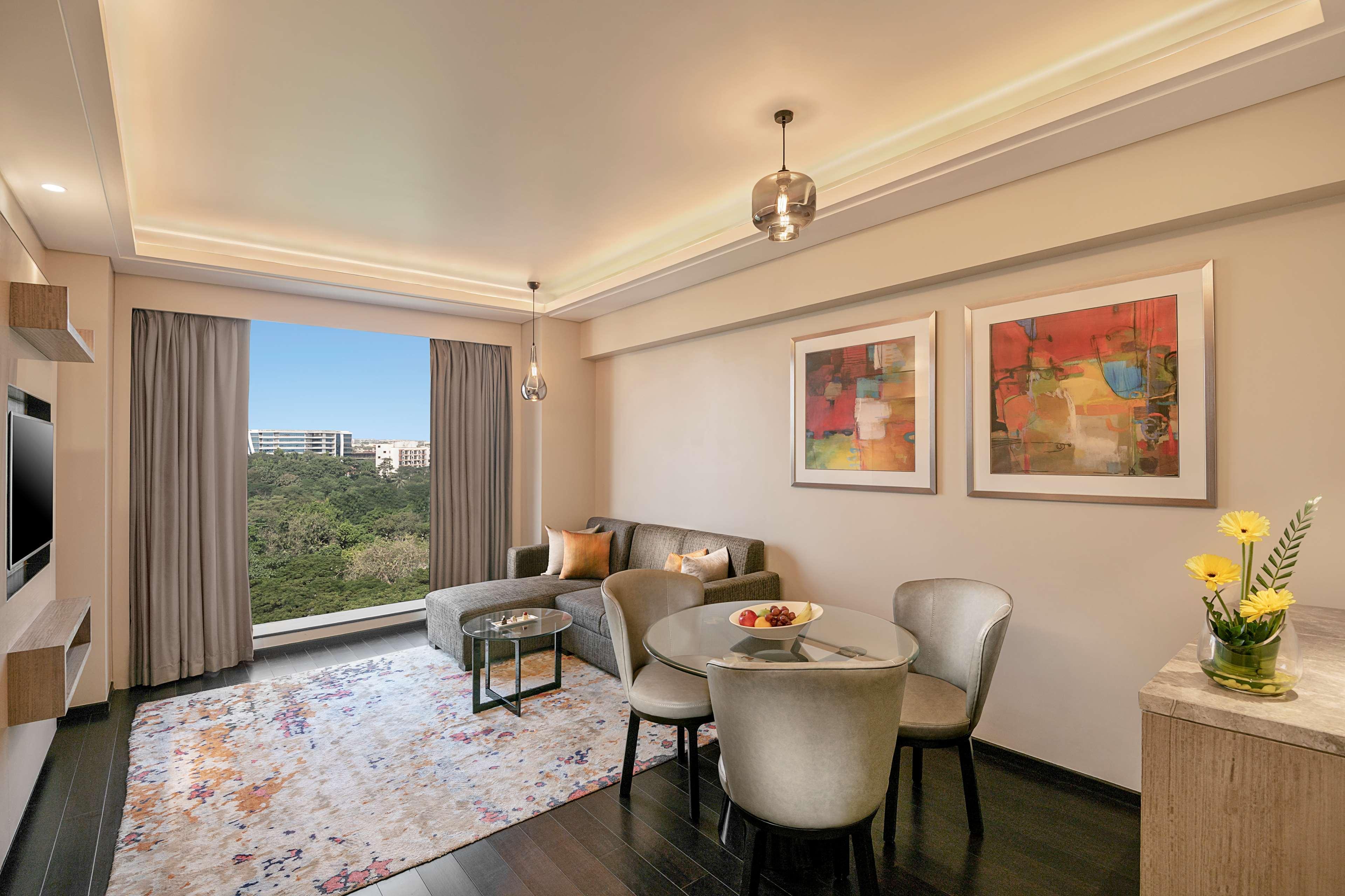 Radisson Mumbai Andheri Midc Exteriör bild A living room at the Taj Mahal Palace