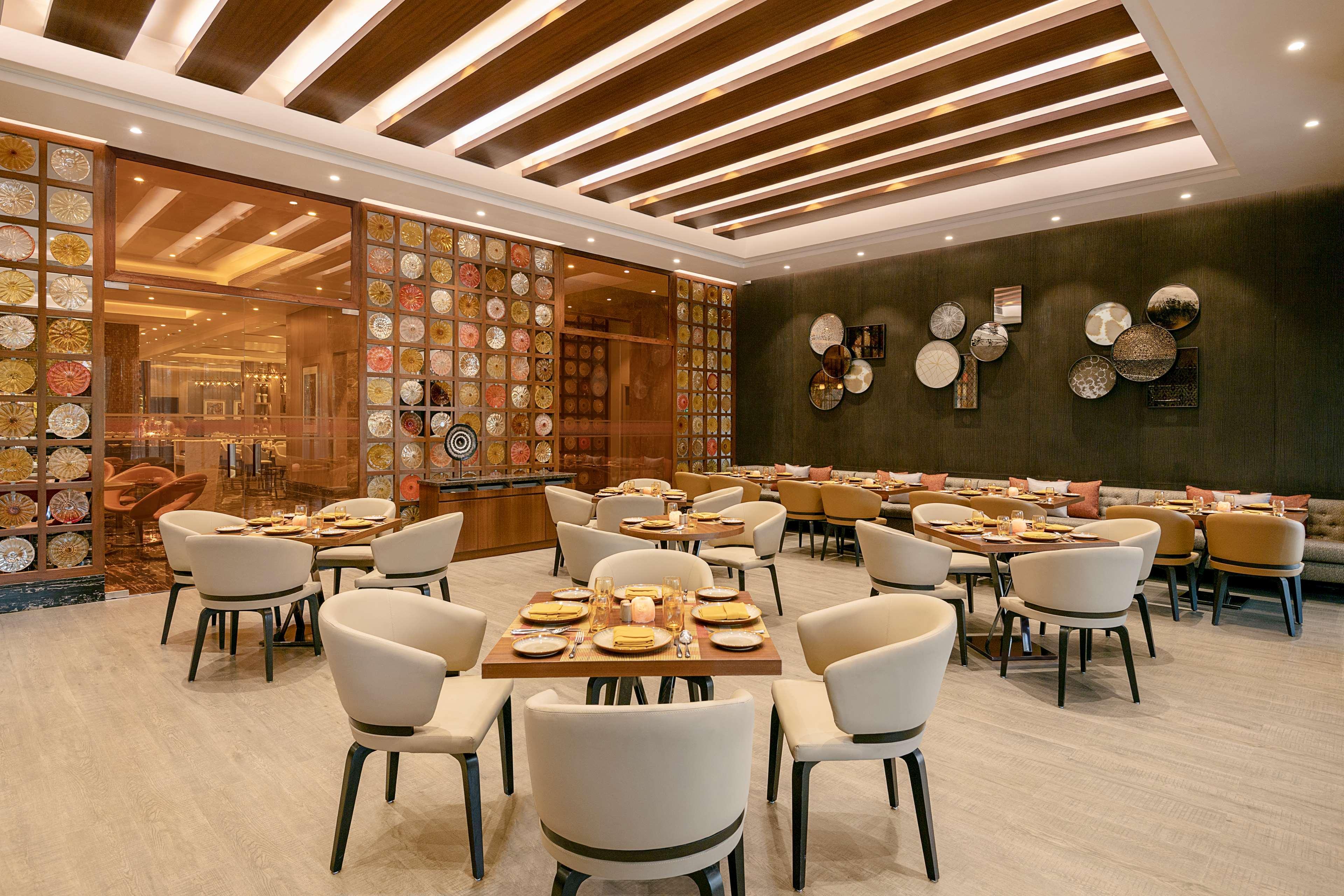 Radisson Mumbai Andheri Midc Exteriör bild The interior of the restaurant