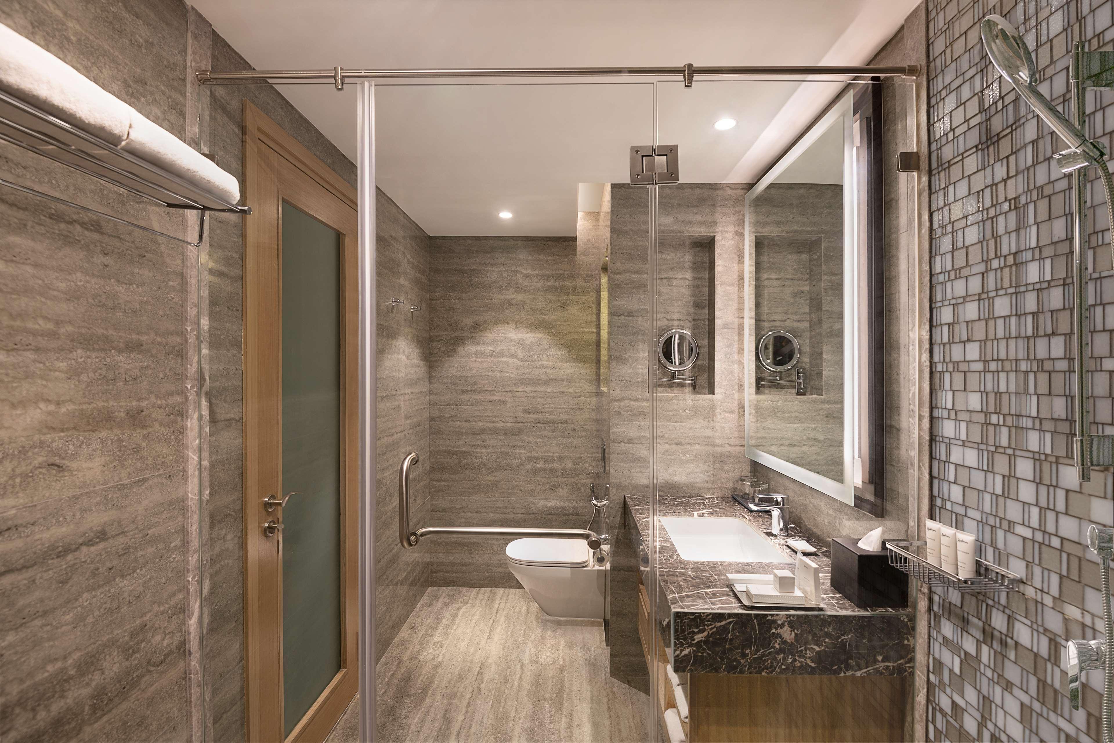 Radisson Mumbai Andheri Midc Exteriör bild Bathroom
