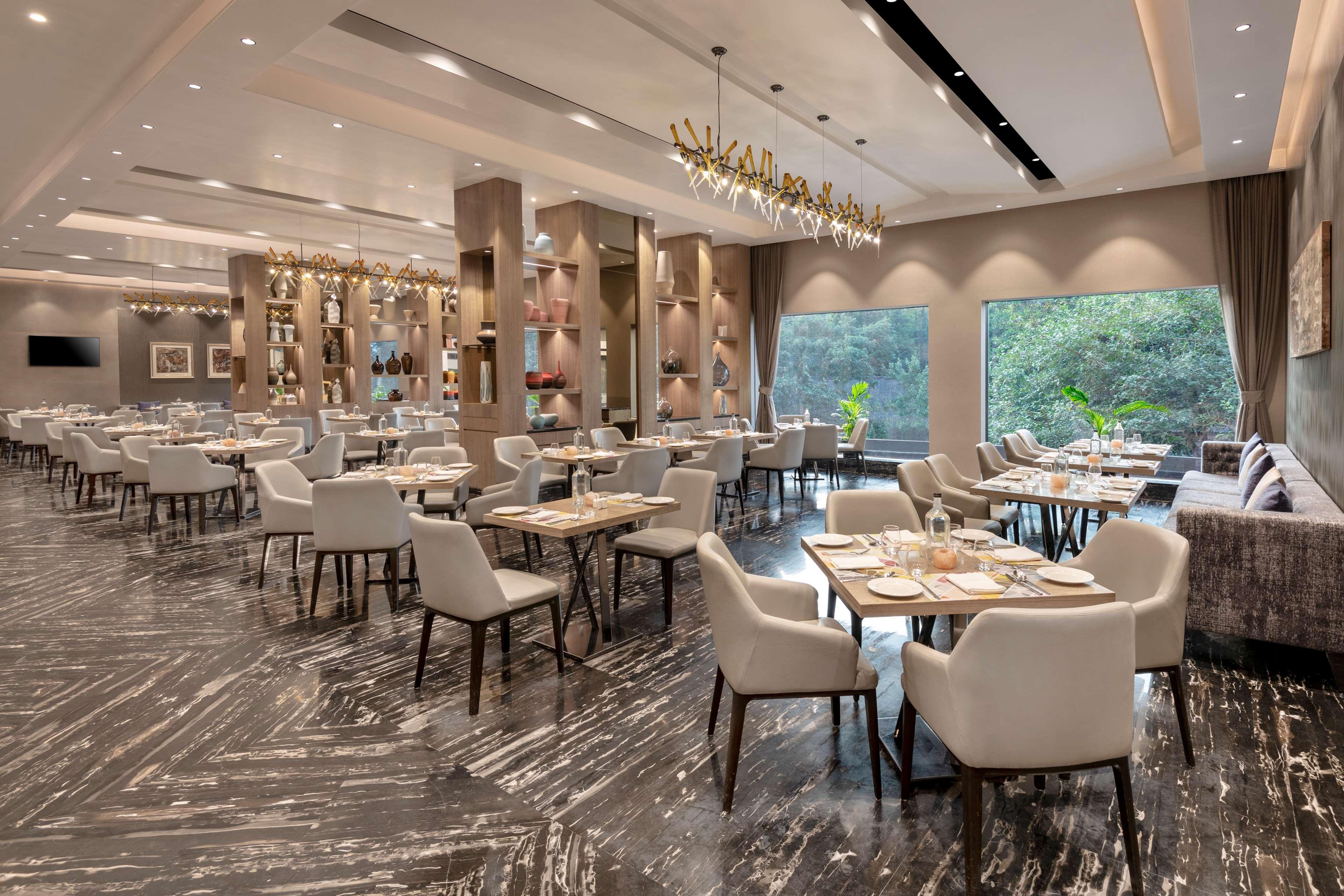 Radisson Mumbai Andheri Midc Exteriör bild The restaurant