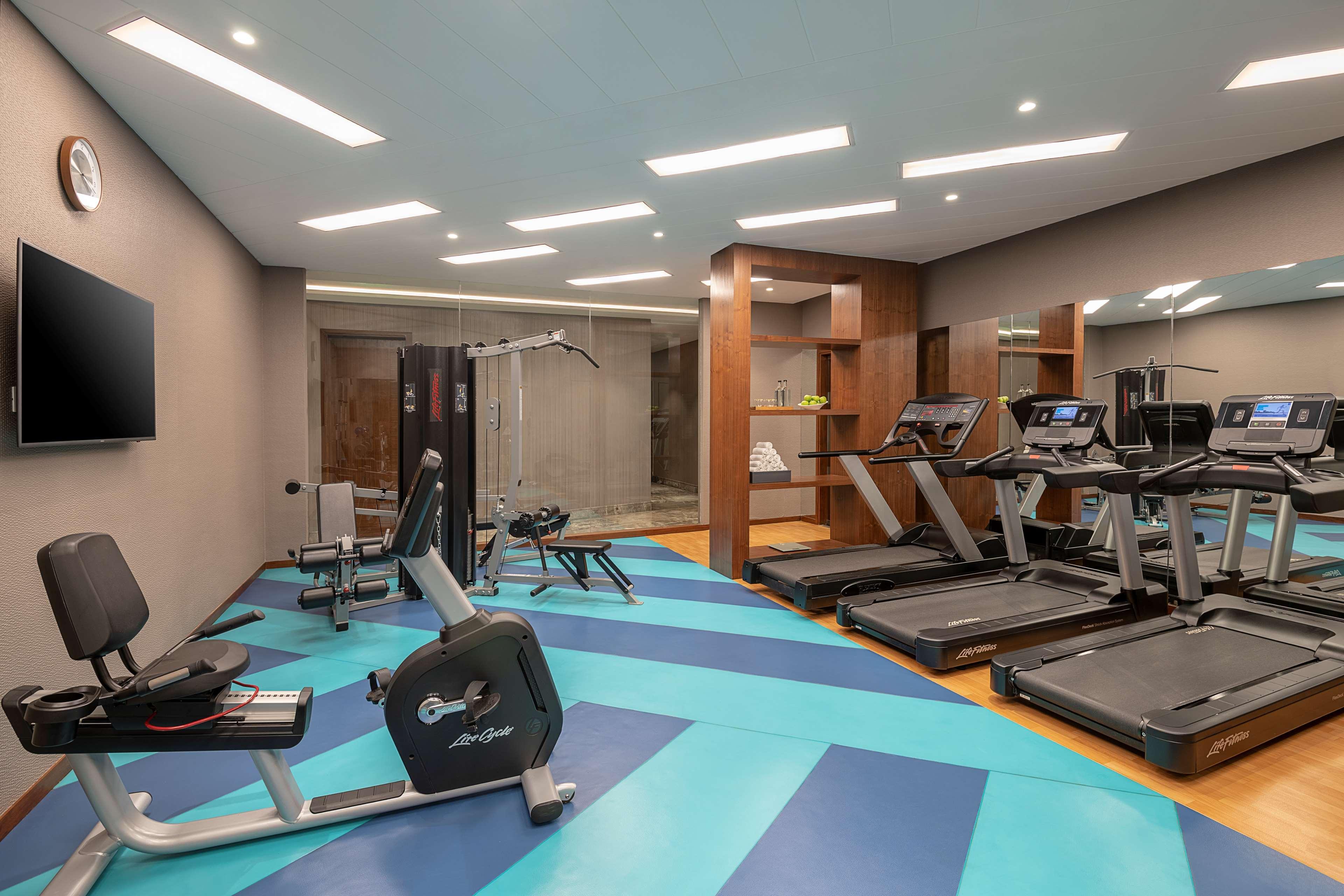 Radisson Mumbai Andheri Midc Exteriör bild The gym at the hotel