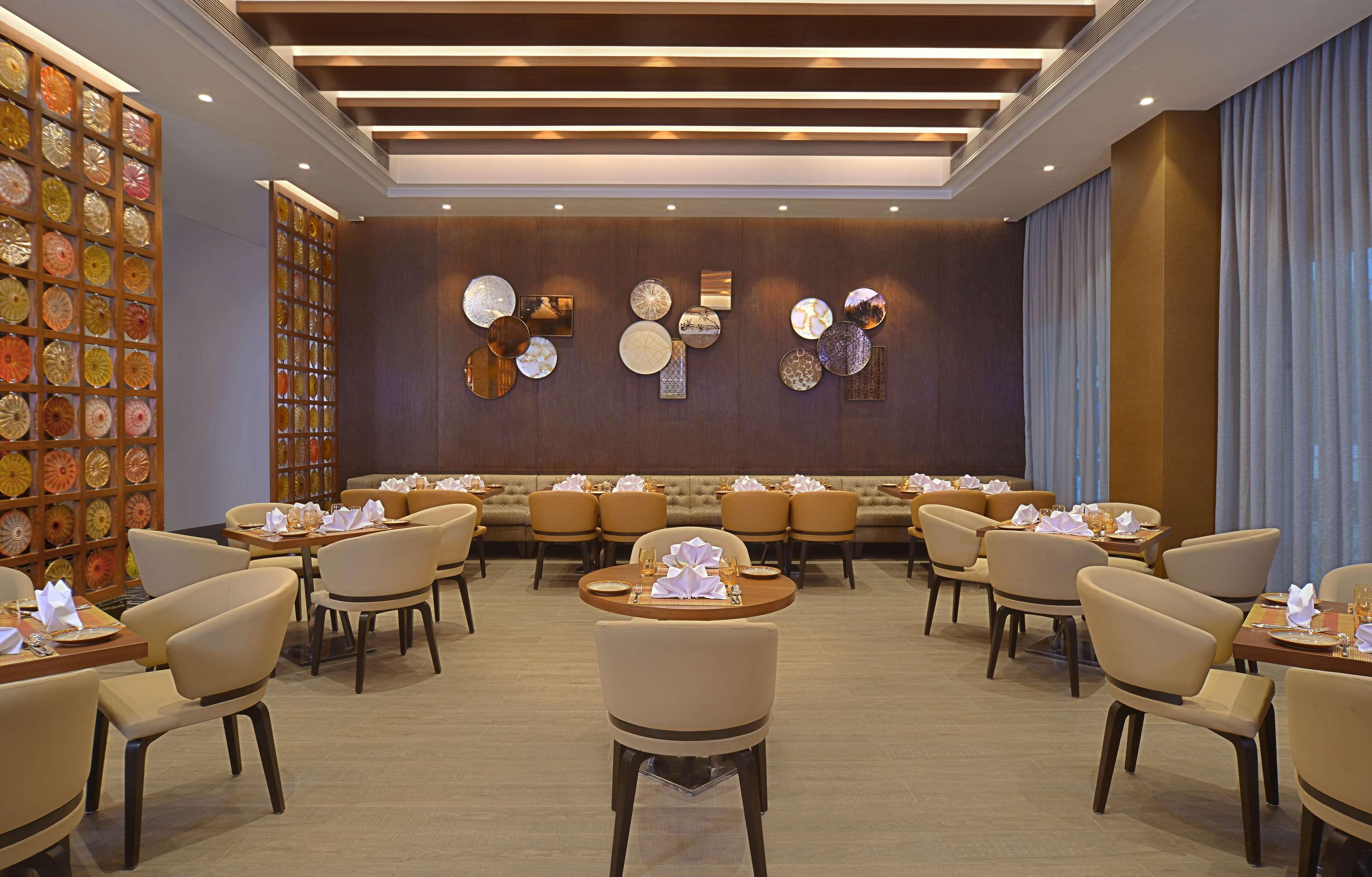 Radisson Mumbai Andheri Midc Exteriör bild The interior of the restaurant